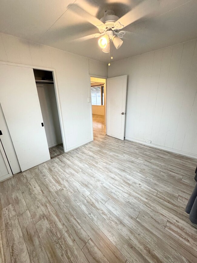 Building Photo - Move in ready 3 bedroom w/ parking near Li...