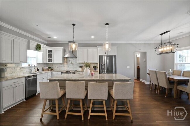 Building Photo - Perfect blend of luxury and comfort