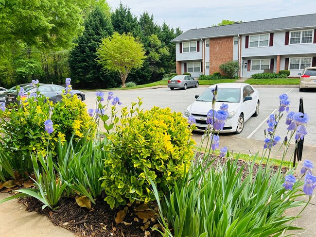 Building Photo - Charming 2 bedroom, 2.5 bathroom townhome ...