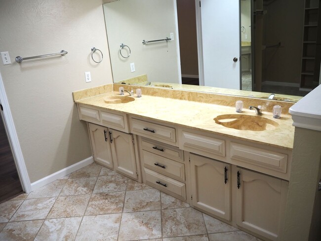 Building Photo - 1934 Maxwell Dr