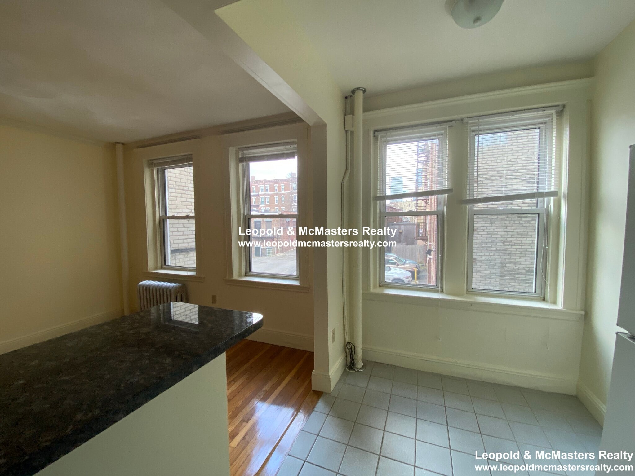 Building Photo - 131 Park Dr