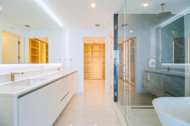 Building Photo - 700 NE 24th St