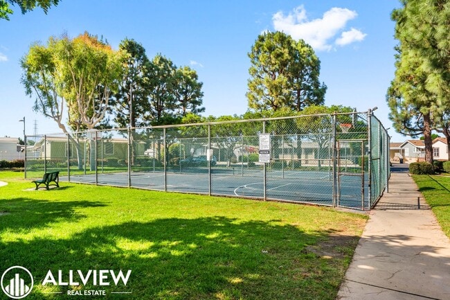 Building Photo - Stylish and beautiful 3-Bed Home with Land...