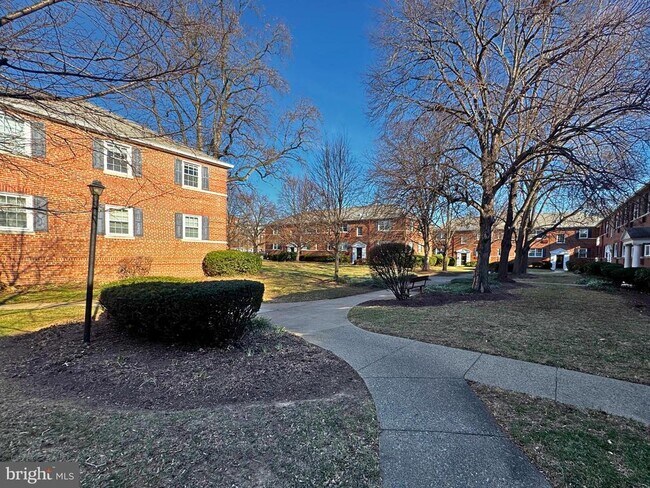 Building Photo - 4372 N Pershing Dr