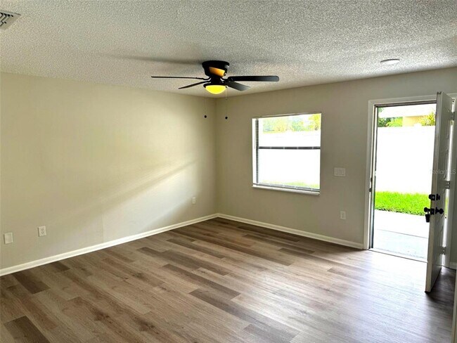 Building Photo - 427 Lake Daisy Dr