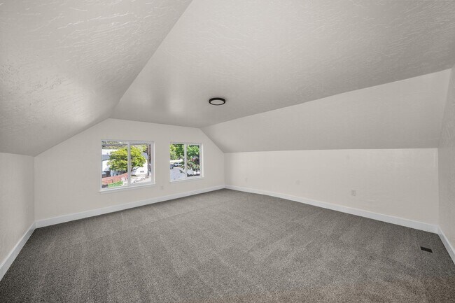 Building Photo - New Updated 3 Bed 2 Bath Lower South Hill Home!