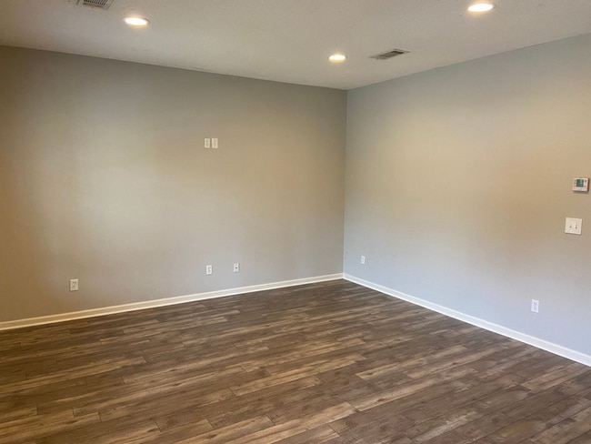 Building Photo - 4 bedroom/4 bath