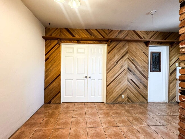 Building Photo - "Charming 3 Bedroom, 2 Bathroom Home with Spacious Living"