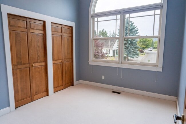 Building Photo - 3Bd/3Ba Bellevue House