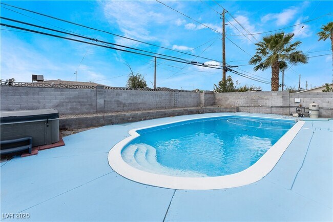 Building Photo - 6128 Jones Cir