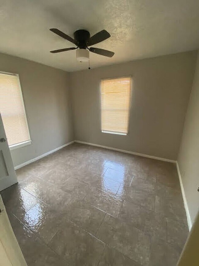 Building Photo - COME TOUR THIS NICE 2 BEDROOM 1 BATH DUPLE...