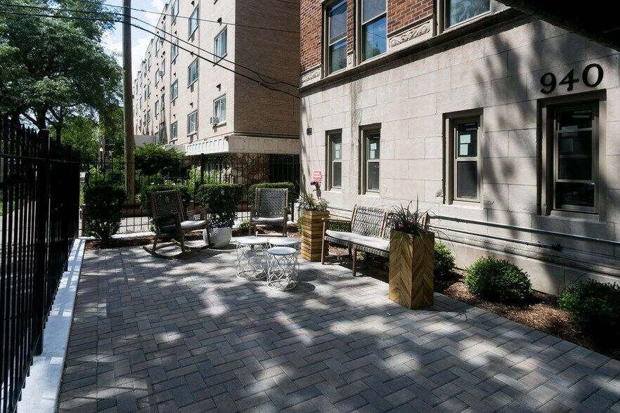 Building Photo - 940 W Winona St