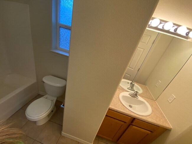 Building Photo - Fantastic Views From This Three Bedroom Townhome