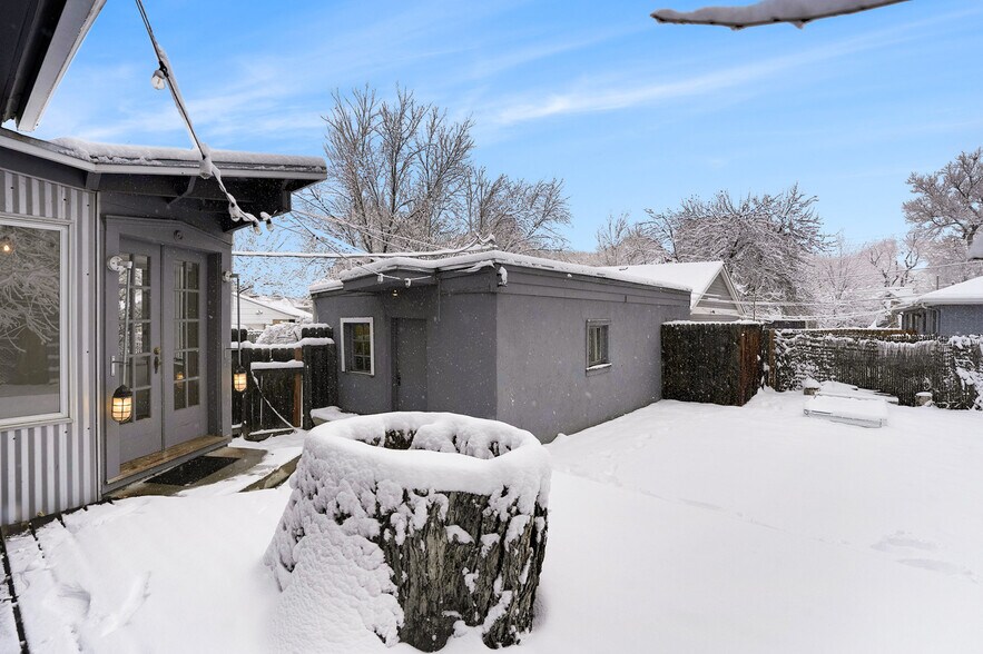 Large fenced backyard - 2122 Hooker St