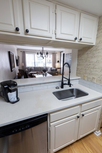 Building Photo - 3481 Lakeside Dr NE