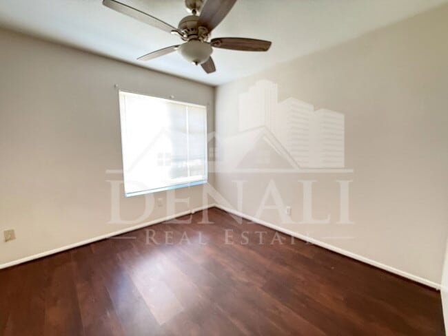 Building Photo - 1274 W Sparrow Ct
