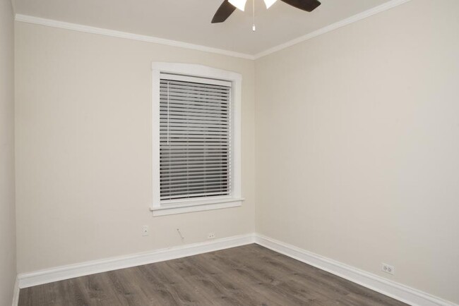 Building Photo - 3 bedroom in Chicago IL 60657