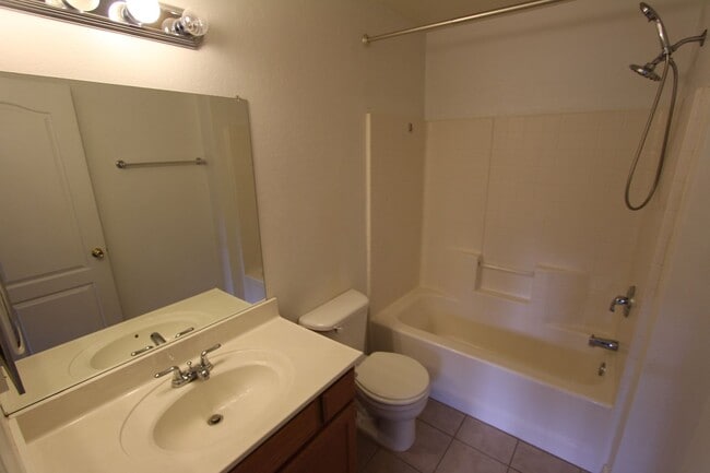 Building Photo - LEASE THROUGH JULY 3-Bed / 2.5-Bath Townhome in Boulder Point Near FUTS Trails