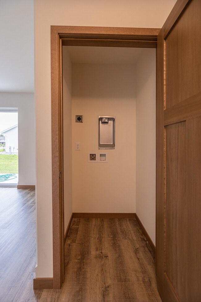 Building Photo - 925 Green Pastures Trl