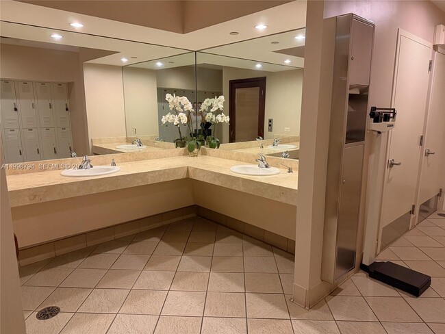 Building Photo - 801 Brickell Key Blvd