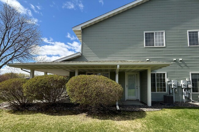 Building Photo - Lovely 3BR/3BA Otsego End Unit Townhome Available June!