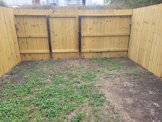 Building Photo - 10818 Mathom Landing