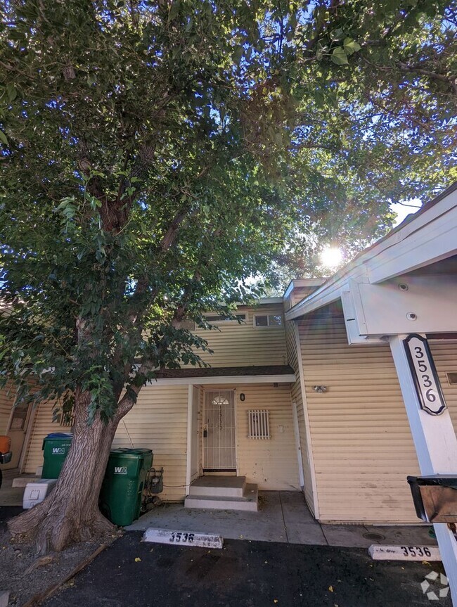 Building Photo - Cozy Two Bedroom, One and a Half Bath Town...