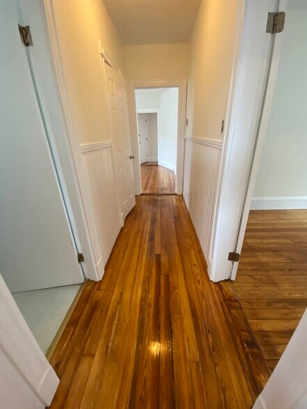 Building Photo - 10 Clary St