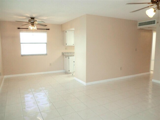 Building Photo - 206 Andover Pl N