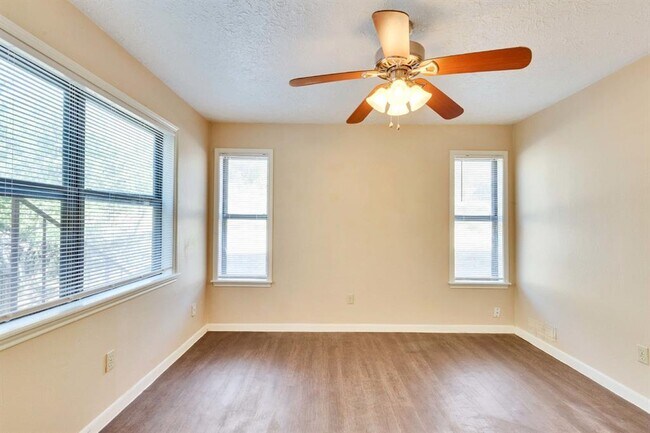 Building Photo - 908 N LBJ Dr