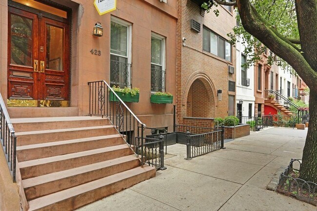 Building Photo - 423 E 84th St