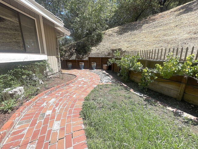 Building Photo - $5495 - Large Gorgeous 3/2 Tri-Level Home ...