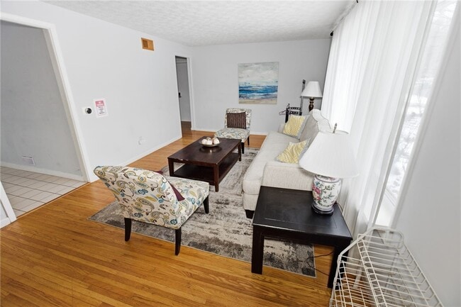 Building Photo - 266 Willowcrest Dr