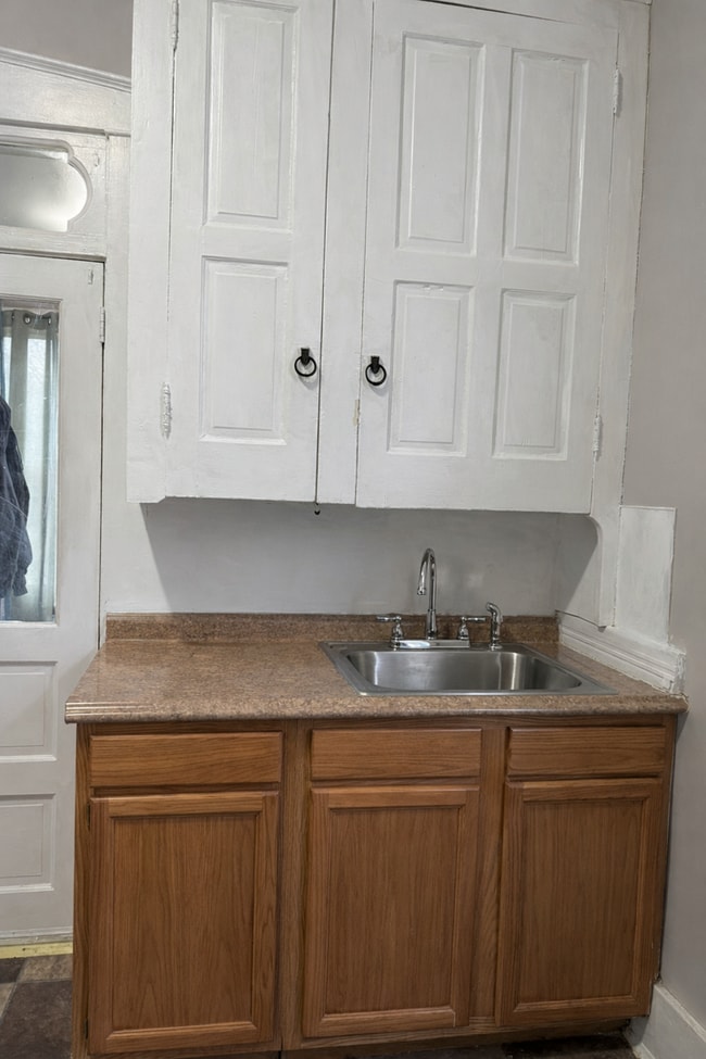 Building Photo - 2 Bedroom 2 Bathroom Home - Bonus room included in Brownstown!