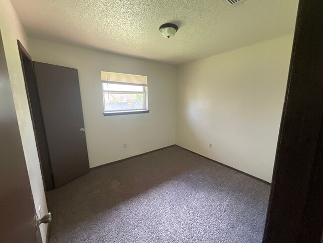 Building Photo - 3 bedroom 1 1/2 bath