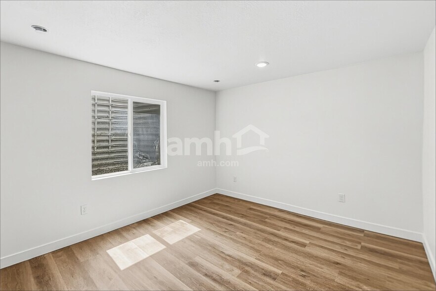 Building Photo - 1289 Carnaby St