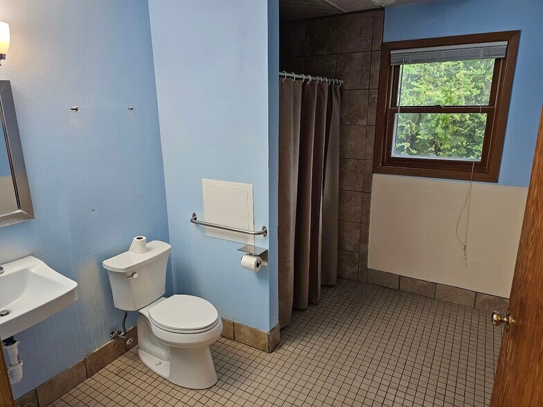 Building Photo - 533 Lakeshore Ct
