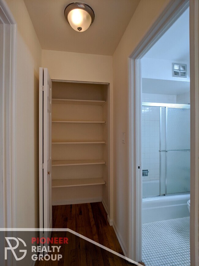 Building Photo - 660 W Wrightwood Ave