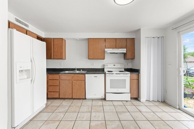 Building Photo - 2-Bedroom Townhome Close to Stanley Market...