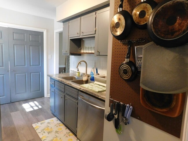 Building Photo - 842 Halifax Cir