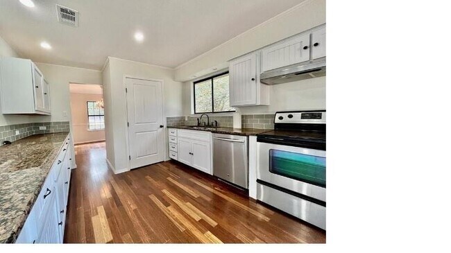 Building Photo - 1045 Hidden Hills Dr