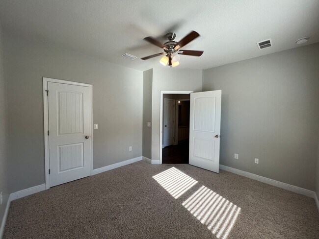 Building Photo - Gorgeous 5 Bedrooms