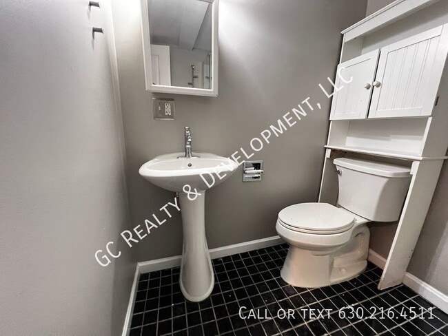 Building Photo - 2227 N Clybourn Ave