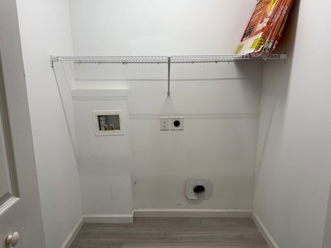 Building Photo - Fully Furnished 3 Bedroom, 2 Bath Home wit...