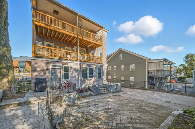 Building Photo - 33 Adams St