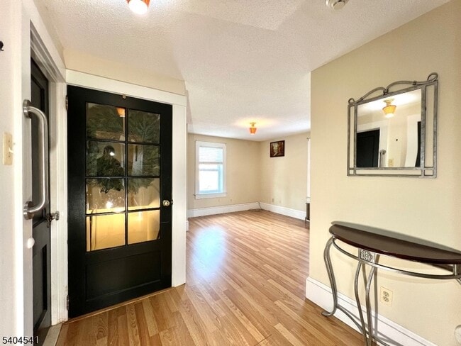 Building Photo - 24 Sycamore St