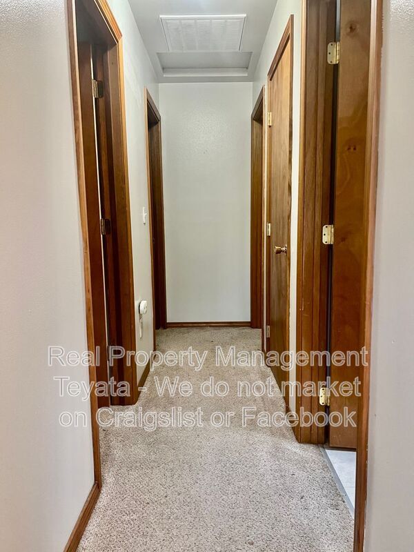 Building Photo - 450 W Alder Dr