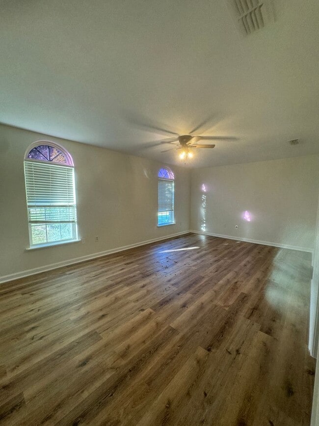 Building Photo - 3 Bedroom / 2 Bath with plenty of space. T...