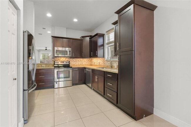 Building Photo - 1139 NE 3rd Ave