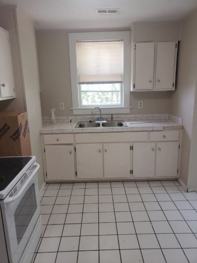 Building Photo - 3 br, 1 bath House - 4678 O'Hear Avenue